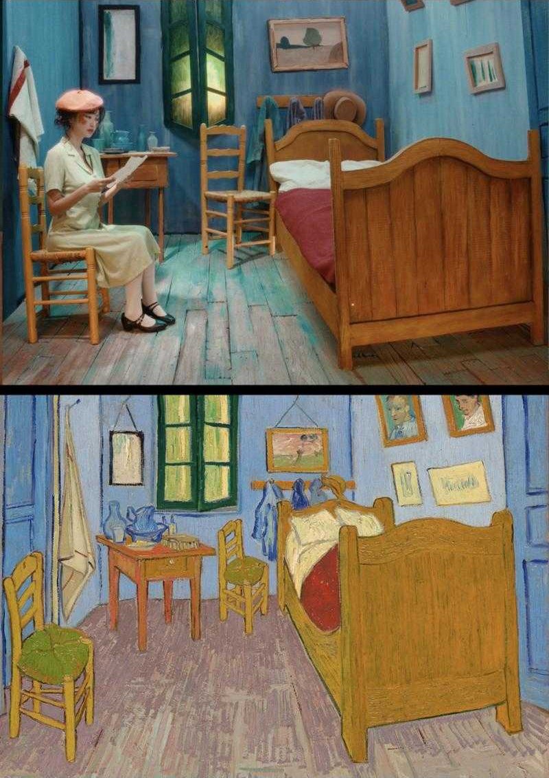 La Chambre à Arles de Van Gogh rejouée en décor, face au tableau.
