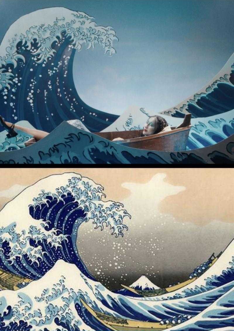 La Grande Vague de Hokusai rejouée en décor, face à l'estampe.