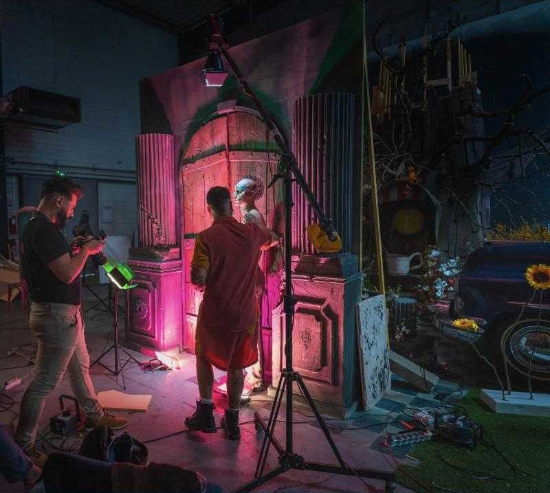 Prise de vue dans un décor baigné de rose, à l'atelier.
