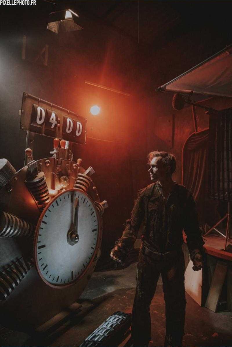 Un personnage dans une fumée rouge, à côté d'une horloge géante.