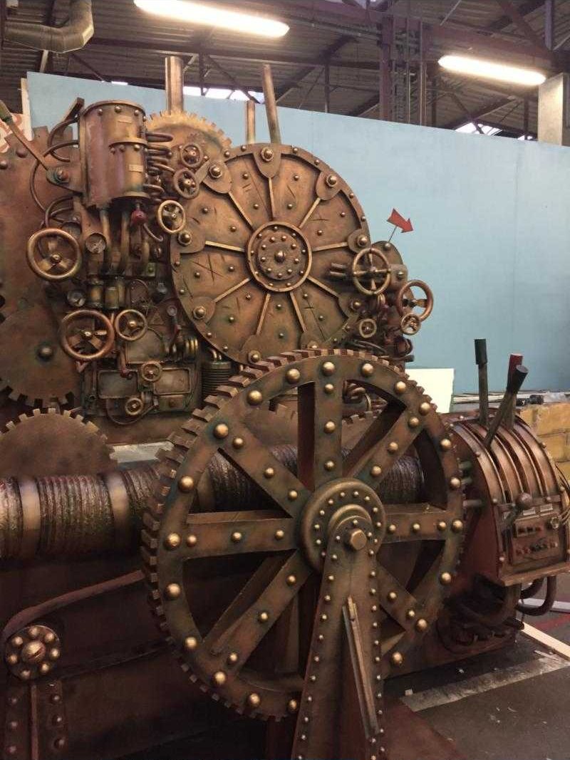 Une machine à engrenages fabriquée pour un décor, dans l'atelier.
